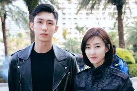 36岁王丽坤被偶遇，肤白腰细惹人羡，与小8岁黄景瑜同框无年龄差图片