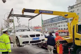 车主将没上牌的新车违停，交警虽说没来，但是车已经“马蜂窝”了图片