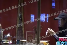 43岁温峥嵘与男人聚餐被拍，两人当街挽手不避讳，一路热聊回酒店图片