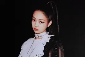 Jennie​​​彻底放开了！小野猫同款烟熏妆太适合她了，造型惊艳图片