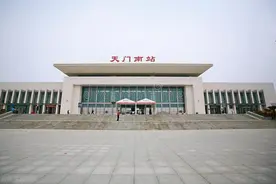 天门南站靠近仙桃，仙桃西站靠近天门，造成这一怪象的原因解读图片