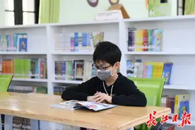 武汉少儿图书馆开馆，扫码测温后可进｜图集图片