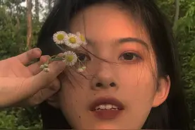 女生头像丨一只未成年的小龙被爸爸揍了一顿，因为它偷看成龙电影图片