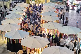 什么样的地摊啊？一个布偶要3000块图片