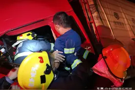 3小时2起追尾！商丘深夜连续发生两起车祸，消防成功营救两名男子图片