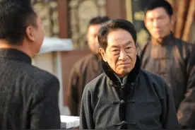 40岁考上中戏，离婚后转身娶小37岁娇妻，王奎荣不为人知的一面图片