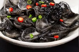 来自江浙的真·黑暗料理，黑黢黢的墨鱼汁炒年糕，竟然这么鲜！视频封面
