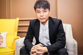李克勤回内地捞金，47岁妻子罕见同行，上海商场逛街大秀修长美腿图片