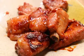 电饭锅叉烧排骨的做法，如果家里有孩子，你可以试一试视频封面