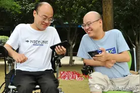 最难2020，最励志传奇：被预言活不过18岁的双胞胎，弟弟考上博士哥哥成工程师图片