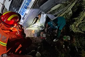 视频 | 急！罐车夜间侧翻公路边坡随时可能下滑 司机被压动弹不得图片