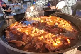 菏泽大哥做重口味小吃，每天一锅300斤，出锅就抢完图片