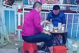 云南二名男子街边吃烧豆腐：酒水免费，只花20块钱，坐了一个晚上图片