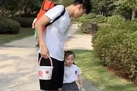 哥哥为送小20岁妹妹上学，出门前努力打扮：怕被老师当成她爸图片