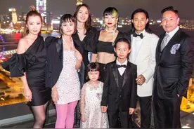 草蜢组合蔡一智结婚15周年，大手笔办奢华派对，一家五口打扮隆重图片