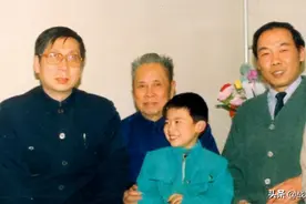 1949年四野进北平，主席说邱会作“长大了”，周公喝了3杯酒图片