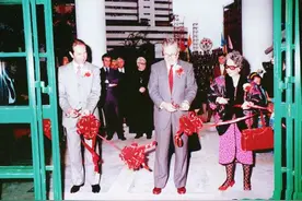 赌王原配到老都时髦！穿大红外套配金链子，赌王俯身亲吻太有爱图片