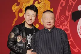 张鹤擎、王楠测试椅子质量，粉丝喊话朱鹤松：天津演出不用害怕了图片