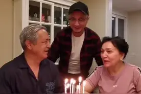 尼格买提37岁生日，爸妈唱维语歌为其庆生，一家三口温馨不见娇妻图片