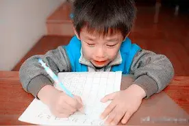 儿子被罚抄“足”字，宝妈拍照上传后走红，网友笑翻：有内味儿了图片