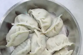 鲜嫩多汁的黄花鱼馅饺子，让人撑肠柱腹，弯不下腰图片