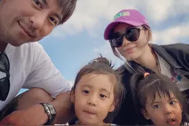 贾静雯带女儿海边度假，咘咘波妞玩沙玩水自由自在图片