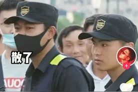 快乐男声王栎鑫离婚后现状：街头卖唱被保安驱赶，唱歌被大爷挑衅图片