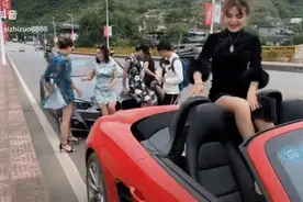 广西5位女“网红”开豪车停在机动车道上，秀长腿跳舞拍视频！交警回应图片