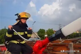 甜！消防员丈夫为护士妻子补上迟到两年的“求婚”图片