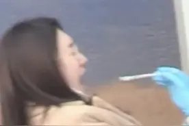 江疏影测核酸被拍，现场表情失控痛苦到扭曲，网友：又心疼又好笑图片