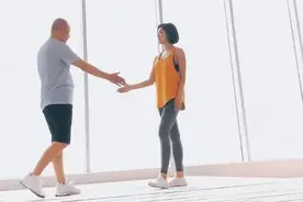 赵奕欢拉老爸跳舞，穿健身裤身材抢镜，没有了当年校花女神的青涩图片