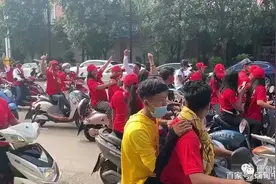 第一次遇到！缅甸疫情暴发，缅甸狂热分子在中国游街拉票图片