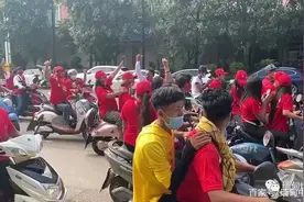 第一次遇到！缅甸疫情暴发，缅甸狂热分子在中国游街拉票图片