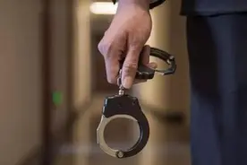 打赏女主播后，竟然把我拉黑了，为探求真相，我半夜翻墙溜进了她家…图片