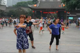 心疼：因为这种“见不得人的病”，71岁大妈夹腿走路43年图片