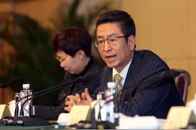 对于白岩松没有微信，汪涵没有微博，李健坚持用老人机背后的思考图片