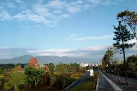 四个被严重低估的小县城，景色美，物价低，生活节奏慢，你知道吗图片