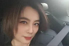 李玲玉与混血儿子出游，留短发皮肤细嫩似冻龄，富商老公疑在身旁图片