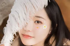 小说：狗仔偷拍她的视频，被发现后，他索要十万块钱才肯销毁视频图片