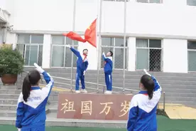 请党放心 强国有我——两当县开展少先队建队日活动图片