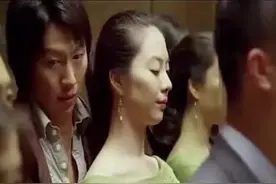 小说：我和美女同事坐电梯，被挤到角落，不料上来的人却越来越多图片