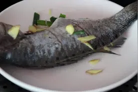 无论做什么鱼，万不可放盐和料酒，大厨教你一招，鲜嫩不柴没腥味图片