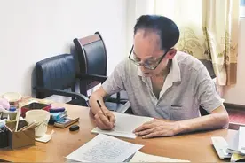80岁老党员郑升旗用文字记录三明发展，曾在野战医院当卫生员图片