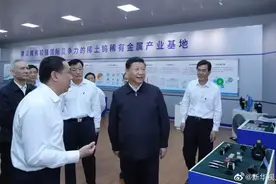 习近平向中央红军长征出发纪念碑敬献花篮 并考察稀土企业图片