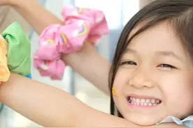 钟嘉欣为5岁女儿庆生，素颜出镜黑眼圈抢镜，Kelly紧搂妈妈萌态足图片