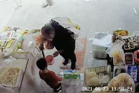 浙江六旬老人进面馆乞讨，店主立马递饭：儿子先热情迎接的图片