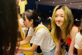 李嫣终于成熟了！穿吊带背心配牛仔裤摆摊做义卖，气质优雅很随妈图片