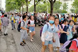 愿孩子们永远在一起，友好相伴！平安放学回家「文泰小诗之三」图片