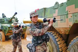 飒！首次新装备战斗射击，装甲女兵打出满堂彩图片