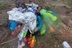 痛心！甘肃马拉松21人遇难，选手不会用急救毯，只当雨披顶头上图片